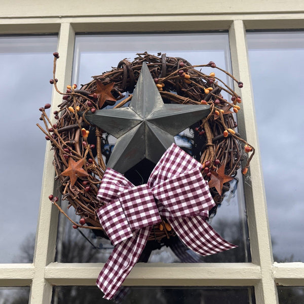 Distressed Barn Star Twiggy Pip Berry Wreath